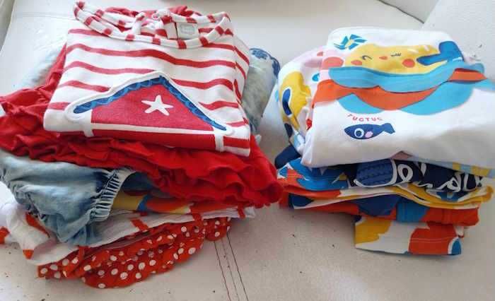 Pack de roupa da marca Tuc Tuc em tons de vermelho e azul