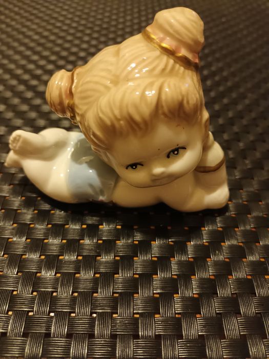 Figurka dziecka porcelanowa