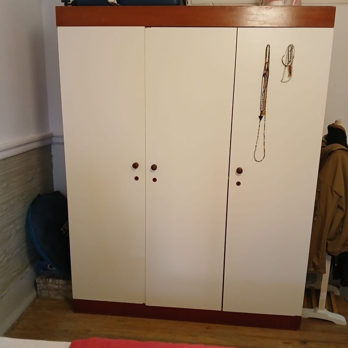 Roupeiro de três portas