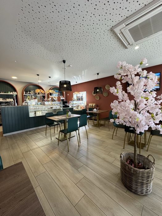 pastelaria moderna e acolhedora