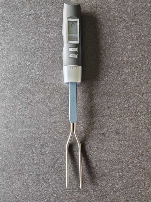 Termometr elektroniczny z widelcem do mięsa.