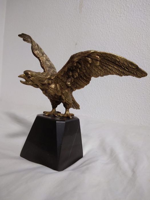 Águia antiga em bronze com base em pedra