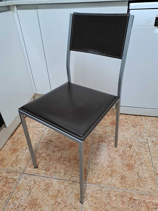 Conjunto de 4 cadeiras de estrutura metálica, com almofadas, para mesa de cozinha