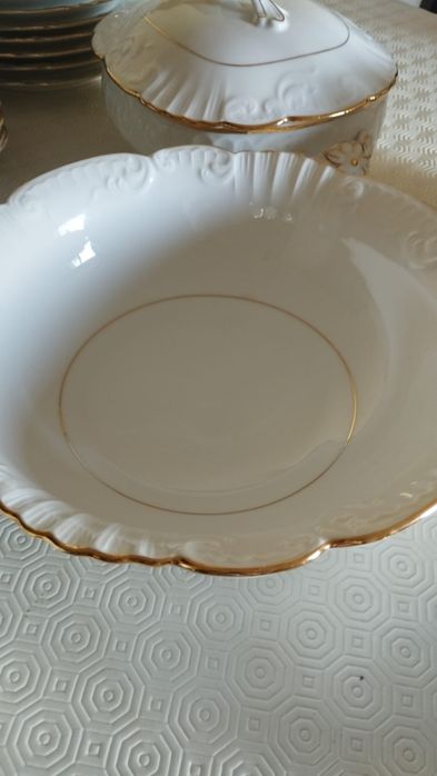 Serviço de jantar da Vista Alegre dos anos 40 composto por:
12 pratos