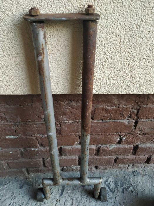 Підставки на колесах для руху швелерів,кругляка дерева та ін. силові