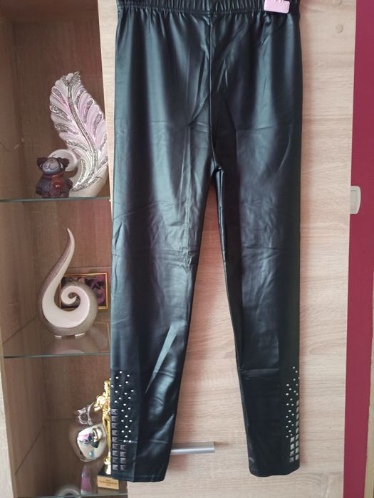 Ładne leginsy z eko skóry z ozdobami na nogawkach