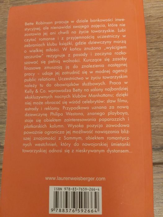 Portier nosi garnitur od Gabbany. Lauren Weisberger