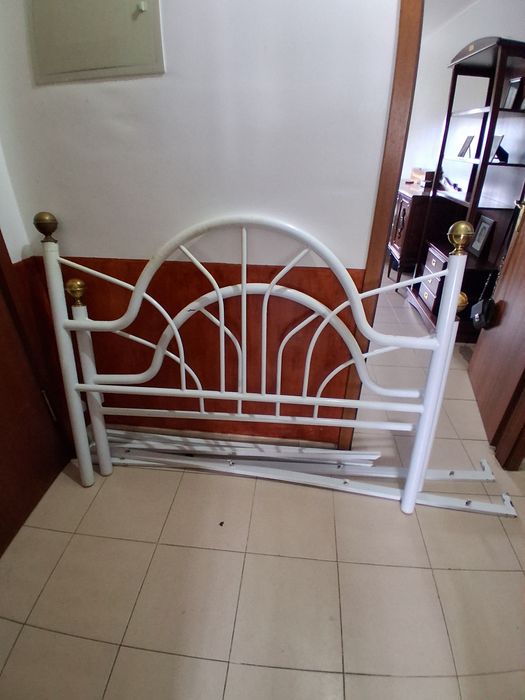 Cama de ferro branco casal