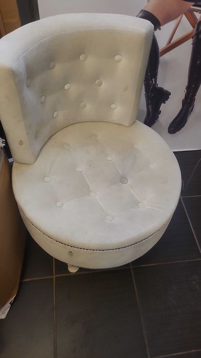 Fotel okrągły ecru – pikowany, ćwieki, styl glamour/Ludwik