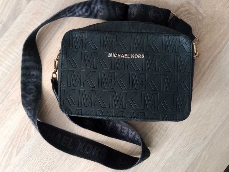 Сумка кросс-боді Michael Kors чорного кольору.