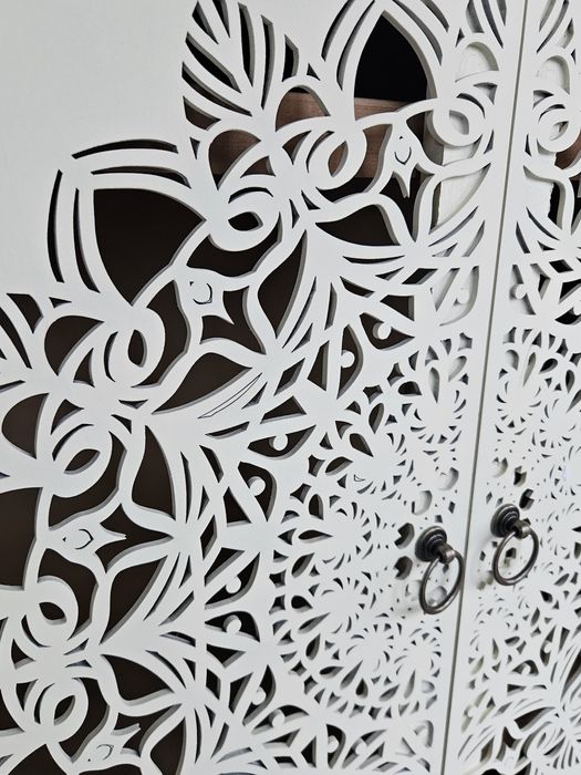 Nieduża szafa półki kremowa rozeta