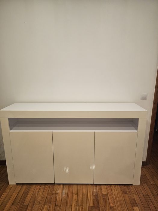 Aparador branco brilhante