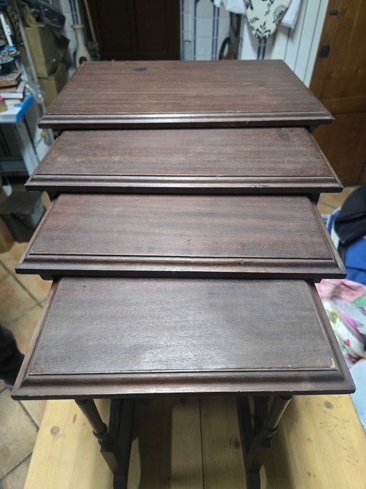 Conjunto de 4 mesas chamadas de mesas mae