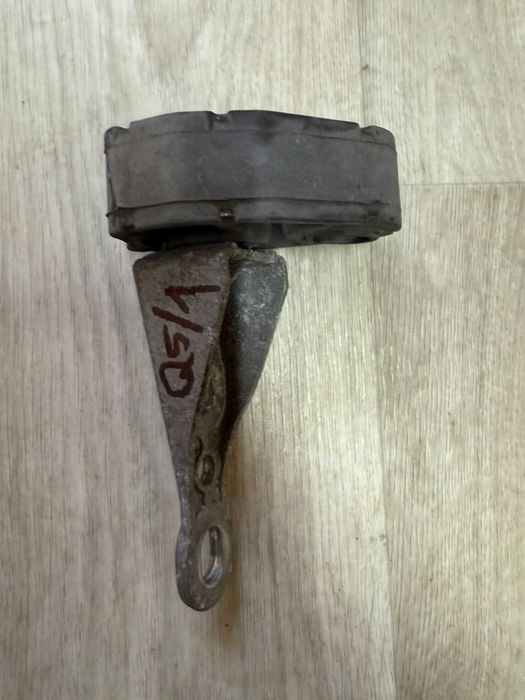 Кронштейн глушителя задний правий левий Audi Q5 Ауди R8 Кю5 2009-2017