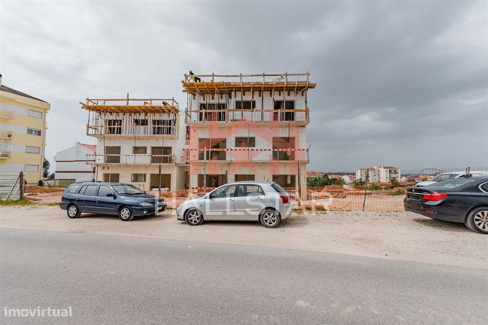 Apartamento T1 / Condomínio Fechado com Piscina / Pousos