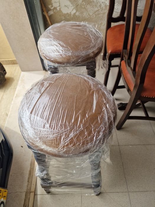 Par de Bancos de Bar em MOGNO Maciço com Assento em PELE Genuína