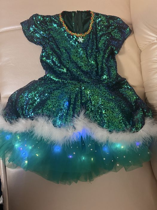 Продам плаття ялиночки 450 гривень в приват є фото на дитині