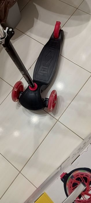 Hulajnoga Playgraud LED 3+  max 50kg LED