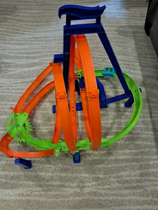 Трек hot wheels на батарейках