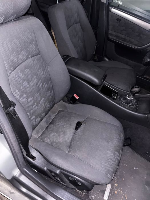Vendo as pecas carrinha mercedes c220 cdi w203 de 143cv
