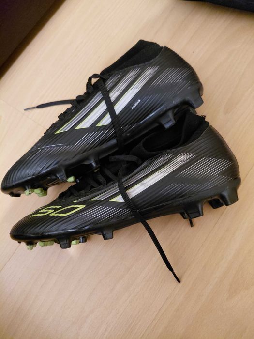 Chuteiras Adidas f50 em ótimo estado perfeitas para jogar no relvado sintético