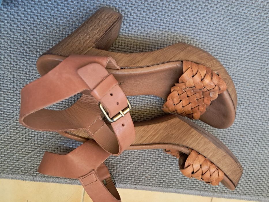 Sandalias em pele e madeira