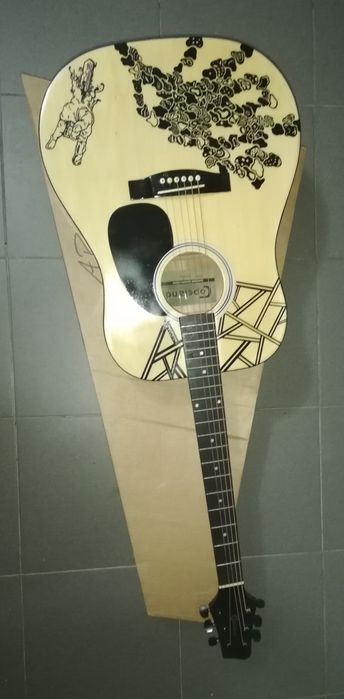 Guitarra eletroacústica nova.