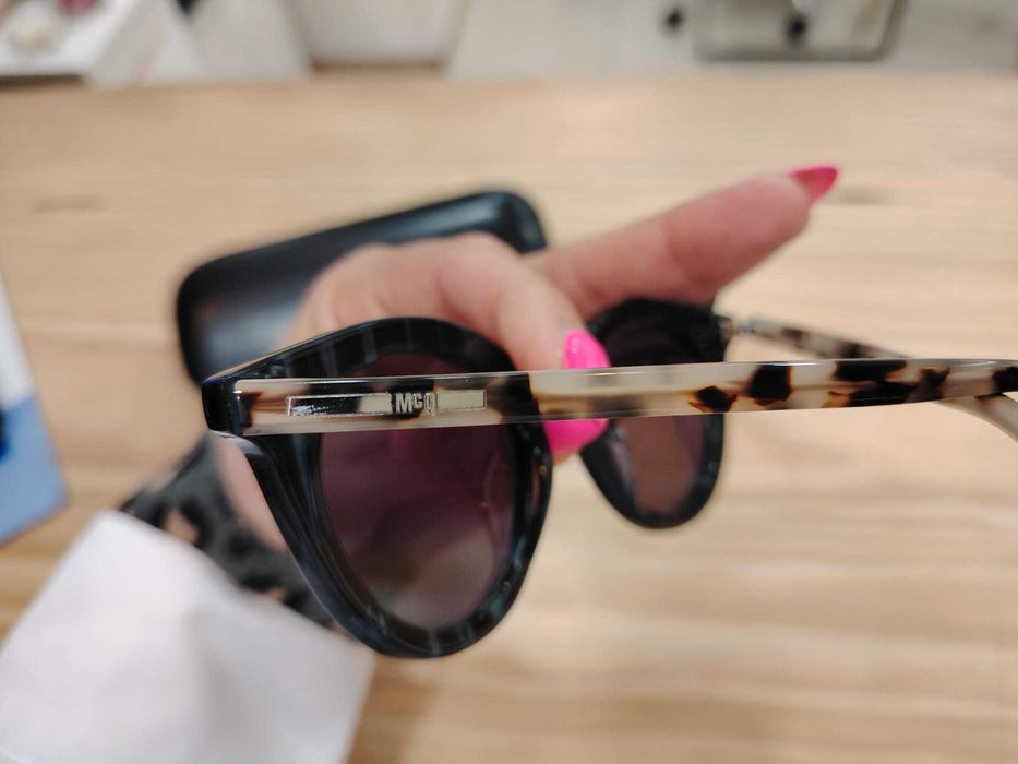 óculos de sol Alexander McQueen únicos irreverentes