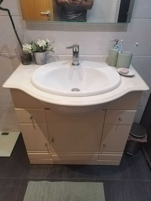 Móvel de Casa de Banho com Lavatório Embutido – Excelente Estado