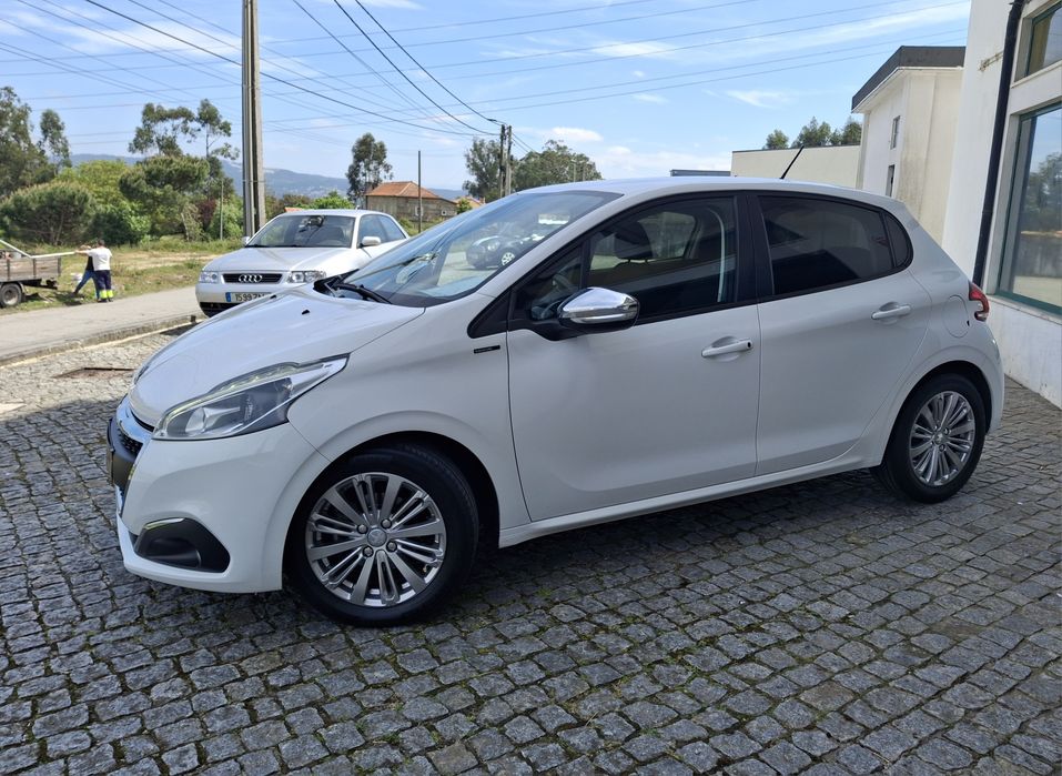 Peugeot 208 Signature
