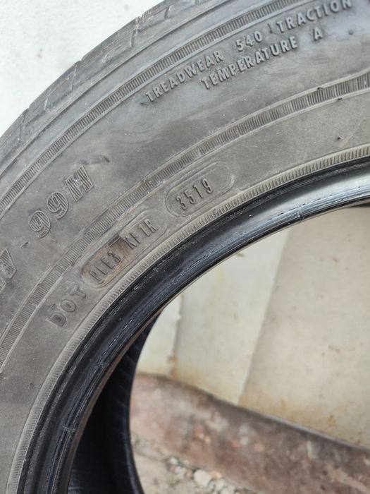 Продам комплект резины 215 65 R17