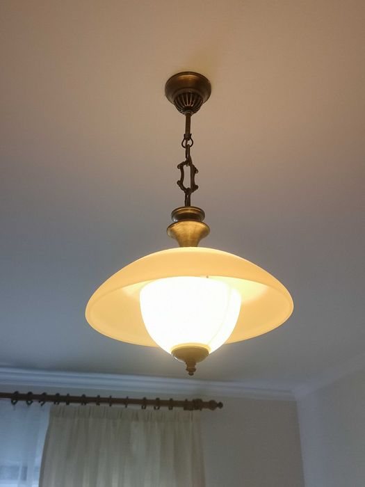Candeeiro de teto e mesinhas de cabeceira