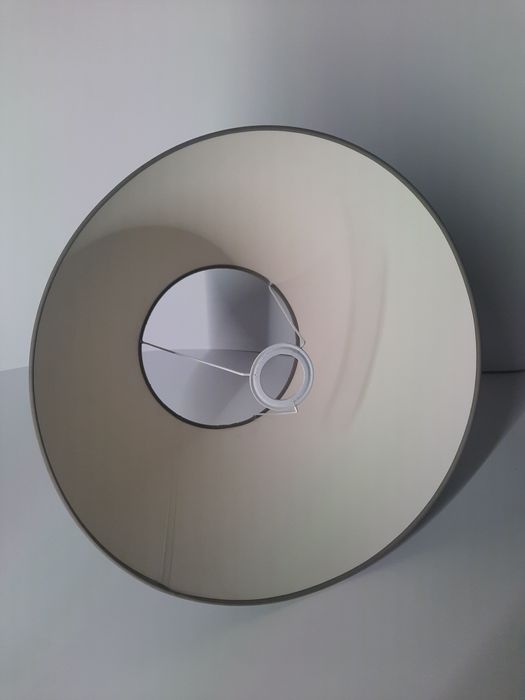 Lampa stojąca w stylu angielskim.