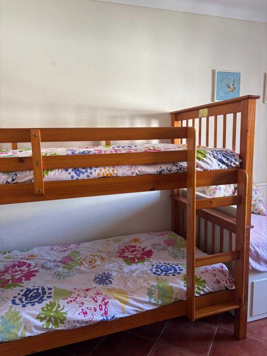 Beliche com colchões em V. N. Milfontes