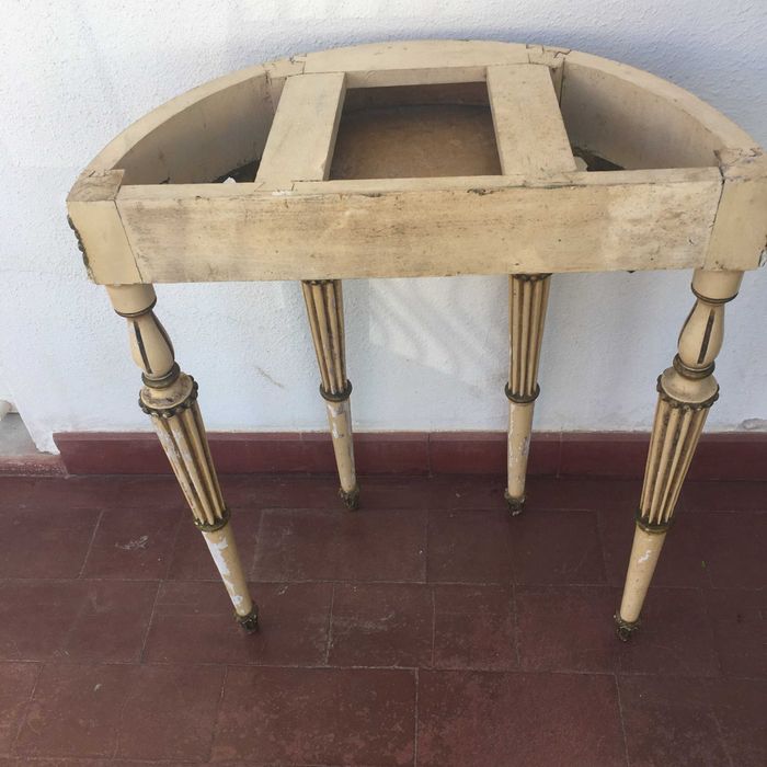 Mesa meia lua com gaveta pequena em talha