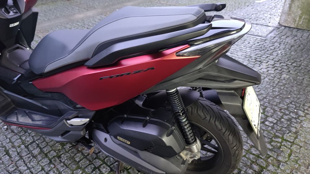 Honda Forza 125, impecável