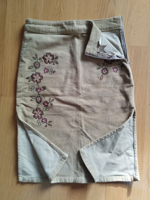 Saia beje com motivos florais da TRF (Zara) tamanho 36.