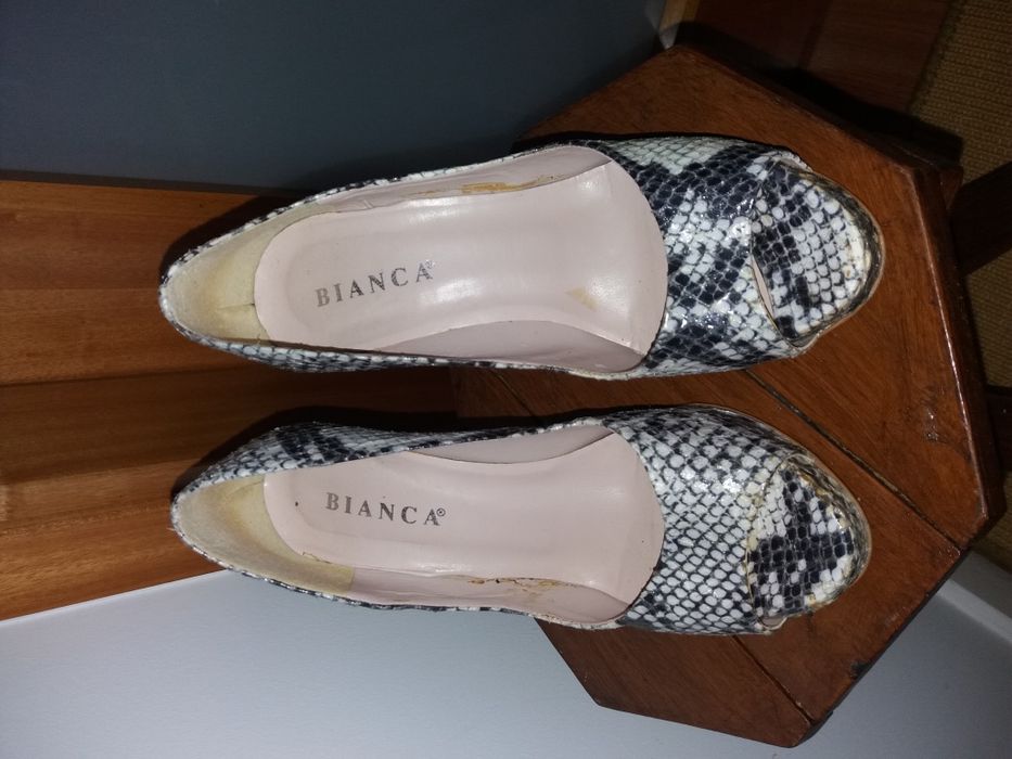 Sapatos de salto alto em pele cobra.