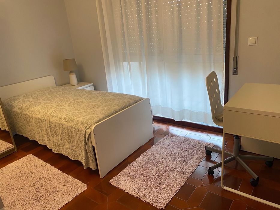 Quarto para alugar/ arrendar no Porto junto ao HSJ