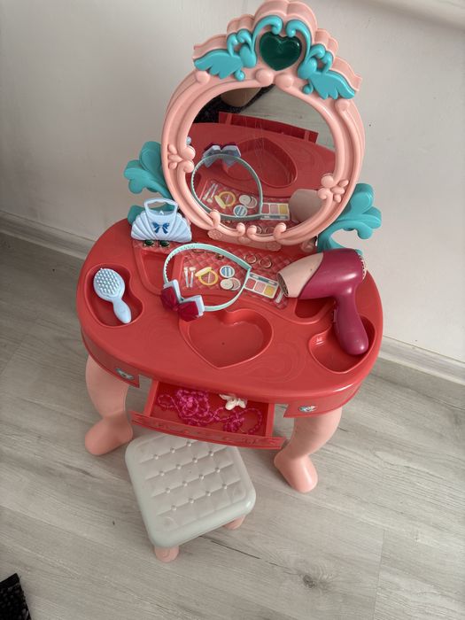 Туалетний столік, трюмо, дитячий столик