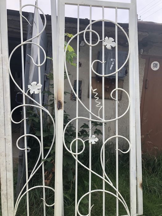 Решітка з дверима для дачі або балконних дверей