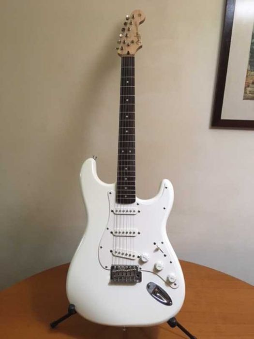 Guitarra Stratocaster muito boa em perfeito estado de funcionamento