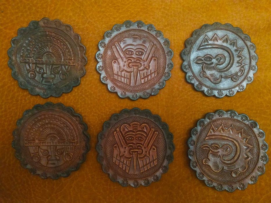 Vários acessórios e peças decorativas rústicas de cozinha e refeição