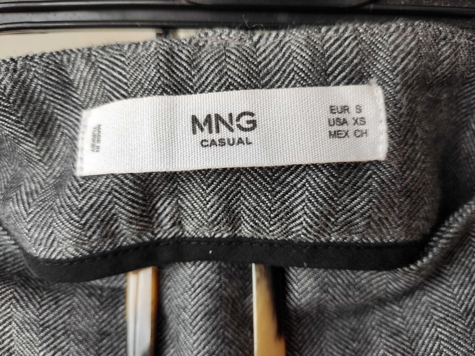 Saia cinzenta com cinto, da Mango