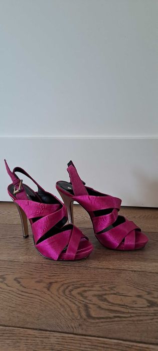 Eleganckie szpilki satynowe w kolorze fuksji