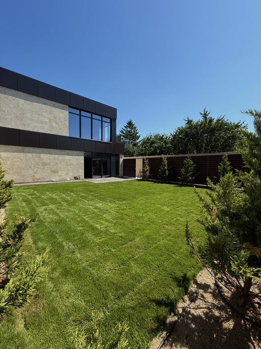 Будинок з підвалом на фонтані