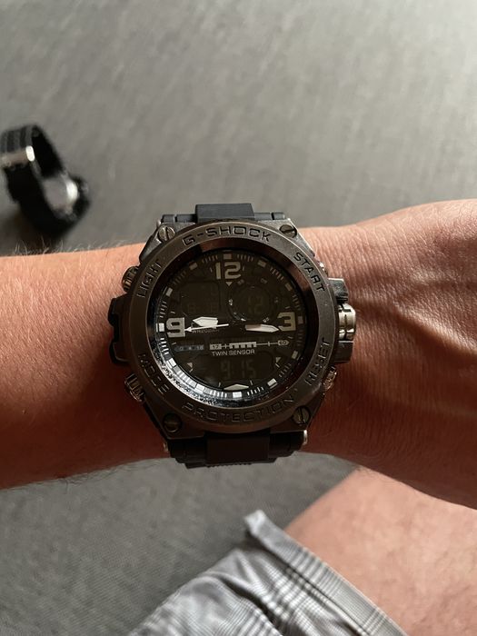 Продаються два годинника CASIO