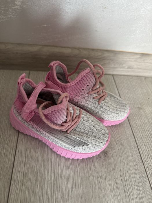 Взуття, кросівки на дівчинку