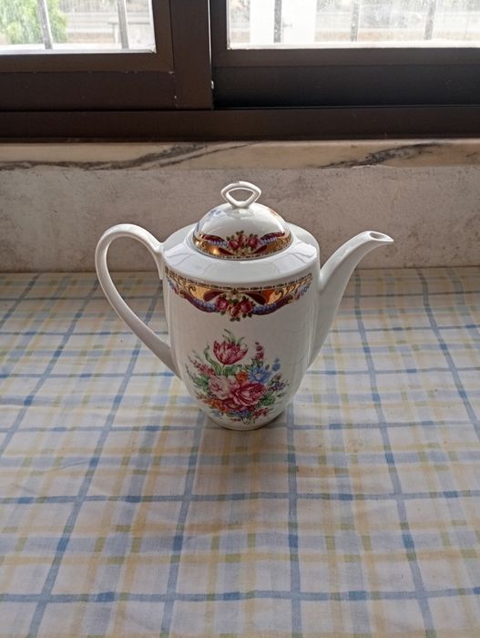 Bule / Cafeteira Antiga em Porcelana Floral com Dourados