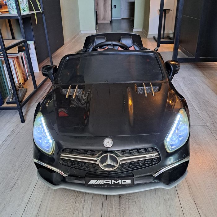 Czarne autko Mercedes